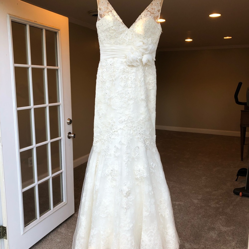 Elegant Lace Fit and Flare Trumpet Wedding Dress